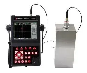 Dispositivo de ensayo ultrasónico conectado a un bloque metálico, utilizado para inspección no destructiva.