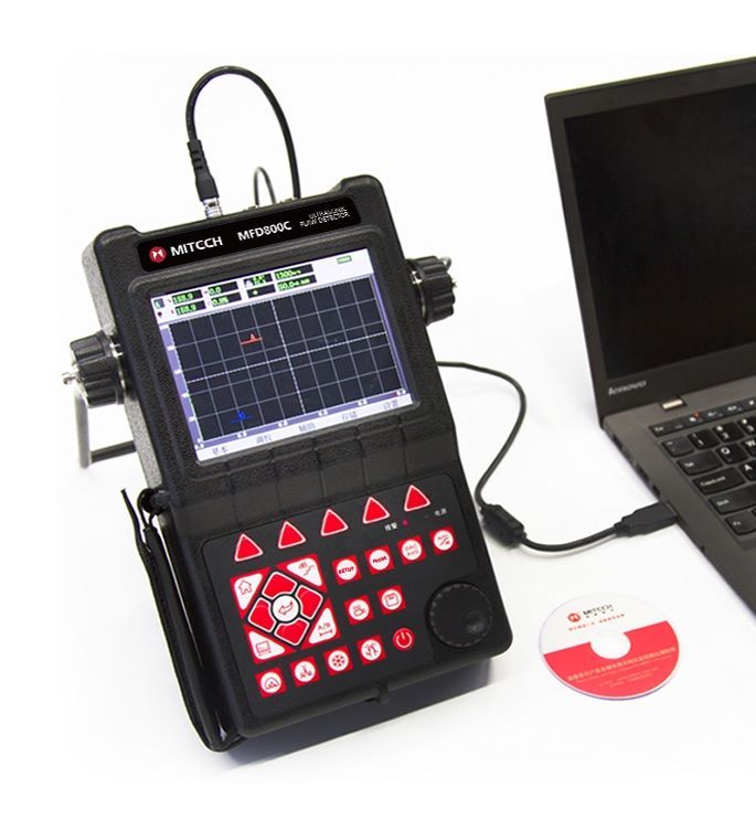 Un detector de defectos ultrasónico NDT negro conectado a un ordenador portátil mediante USB, con un disco de software.