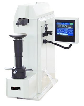 Durómetro Rockwell blanco con pantalla táctil.