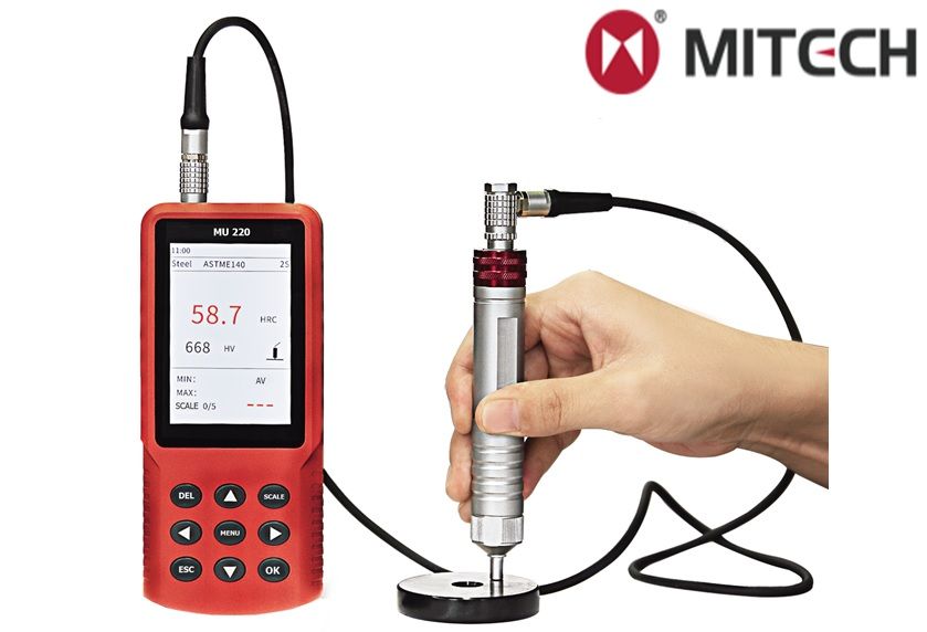 Medidor de espesor rojo utilizado en un objeto metálico. Mano sosteniendo la sonda.
