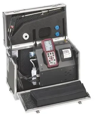 Dispositivo de prueba portátil en una carcasa metálica, con pantalla digital, impresora y diversas mangueras y accesorios.