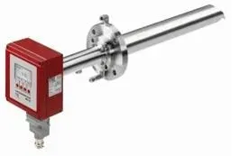 Caudalímetro rojo con pantalla digital, conectado a un tubo metálico y una brida.