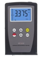 Medidor de rugosidad superficial que muestra 3,375. Dispositivo gris y negro con botones y pantalla digital.