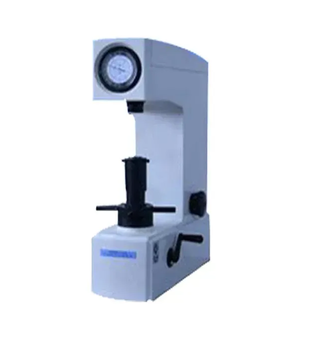 Durómetro Rockwell con manómetro, manivela y yunque negro. Máquina blanca sobre fondo blanco.