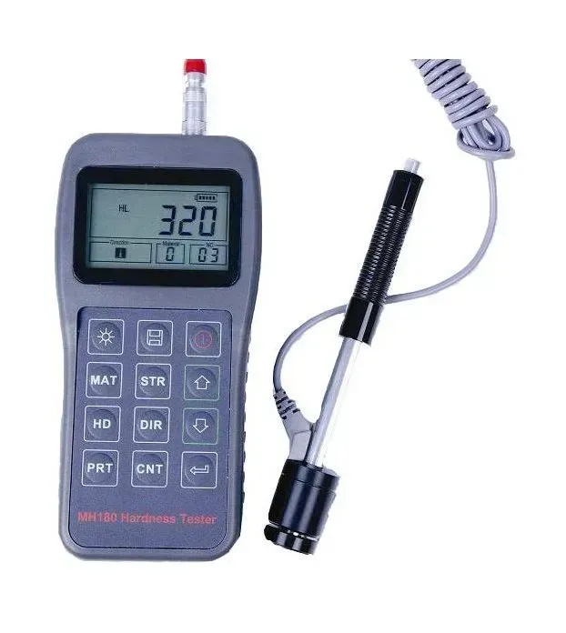 Durómetro digital portátil con pantalla LCD y dispositivo de impacto incorporado.