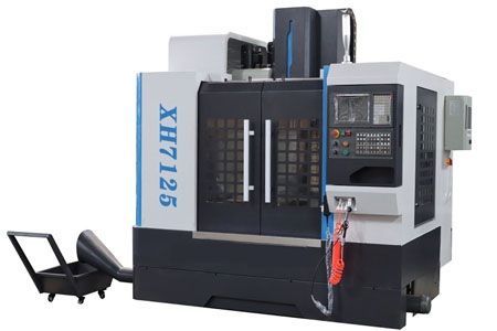 Centro de mecanizado vertical CNC, gris y azul, modelo XH7125, con puertas abiertas.