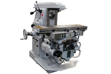 Fresadora gris en un taller, utilizada para dar forma al metal.