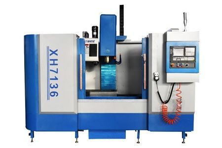 Fresadora CNC azul y gris, modelo XH7136.