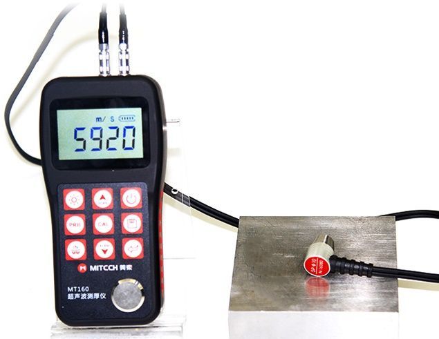 Medidor de espesor ultrasónico portátil con cable transductor y bloque de prueba. Modelo MT-160, marca Mitech.