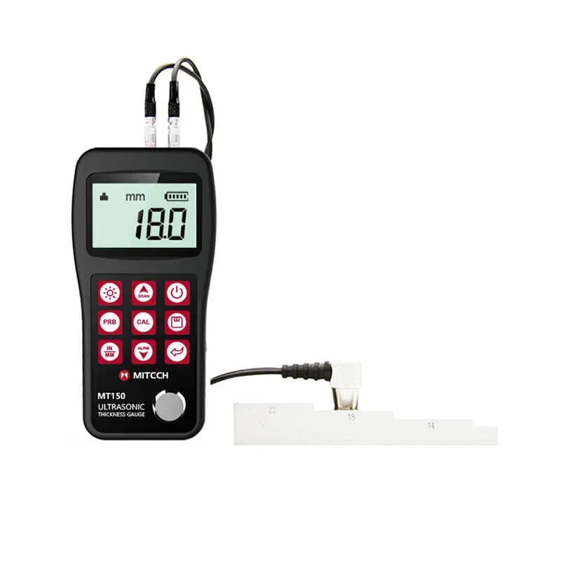 Medidor de espesor ultrasónico que mide un objeto blanco; el dispositivo negro muestra 18,0 mm.