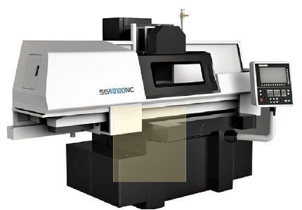 Torno CNC, blanco y negro, con panel de control digital y características de seguridad, para interiores.