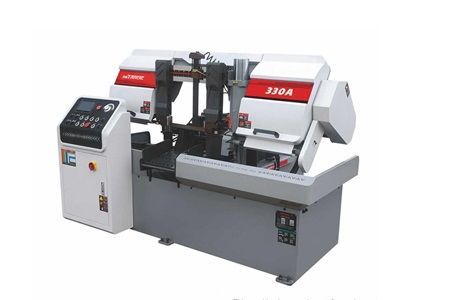 Sierra de cinta para cortar metal, con detalles en blanco y rojo, y panel de control.