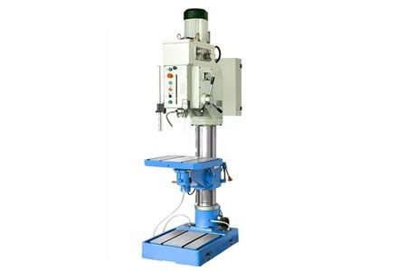 Taladro industrial de columna azul y blanco.