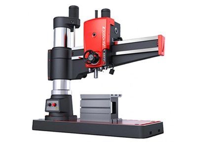 Taladro radial rojo y negro, con columna plateada, sobre base negra.