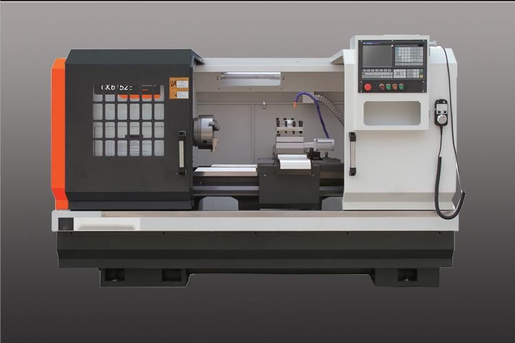 Torno CNC con componentes negros, naranjas y blancos, utilizado para trabajos de metal de precisión.