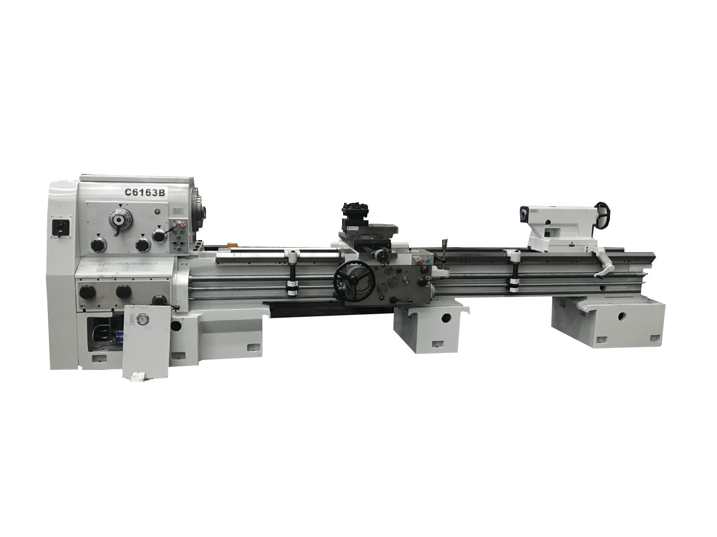 Torno para metal en un taller.