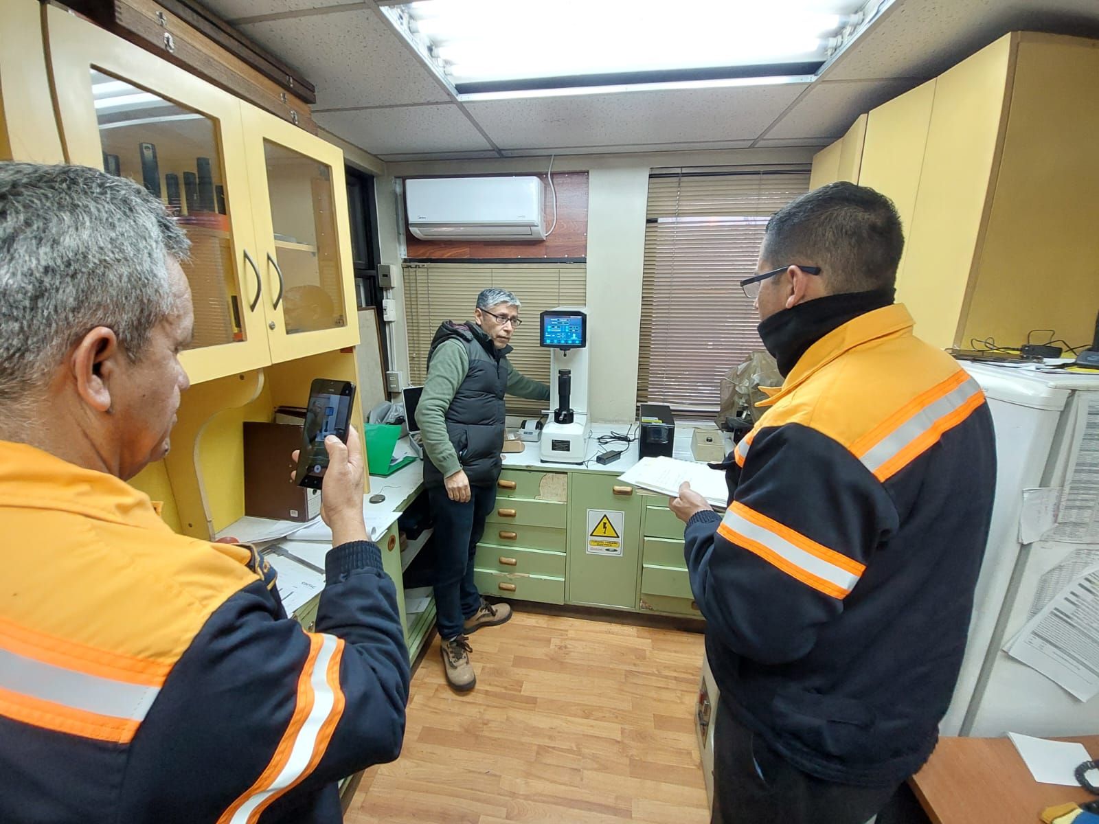 ENTREGA CAPACITACIÓN Y PUESTA EN MARCHA DE DURÓMETRO AUTOMÁTICO