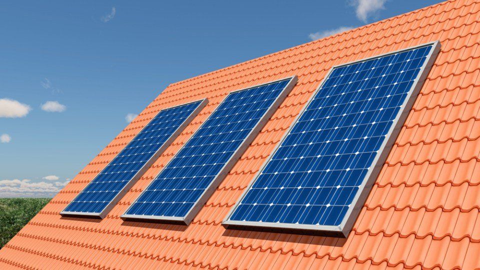 installazione pannelli solari sul tetto di una copertura