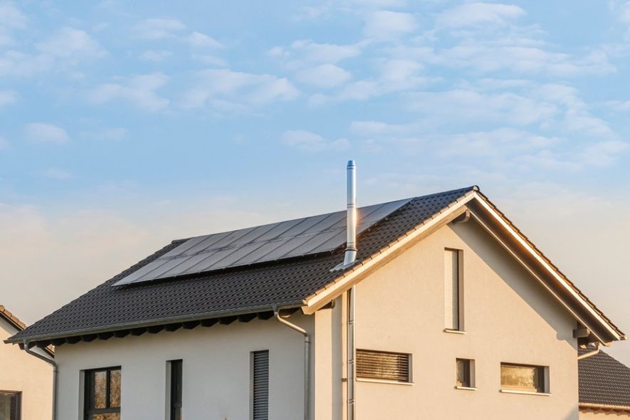 pannelli solari per il fotovoltaico installati sul tetto di una casa