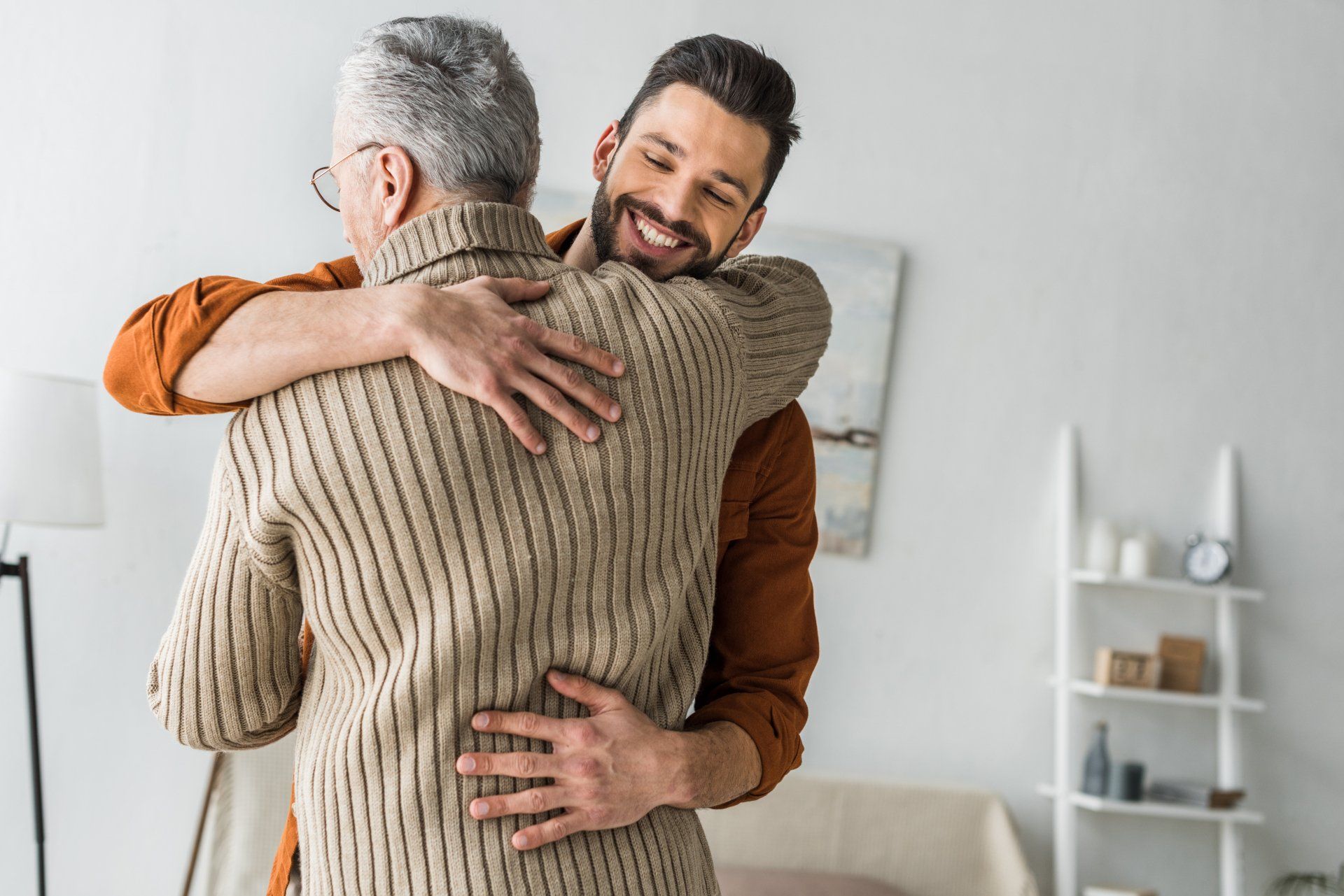 When retire your dad. Парень обнимает старика. Старик обнимает. Пожилые обнимаются в квартире.