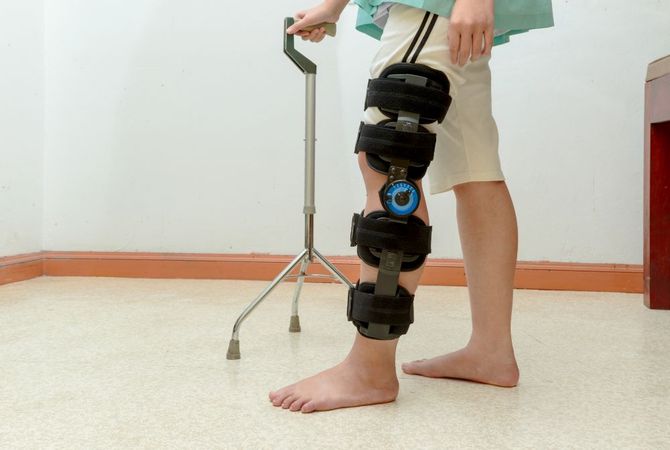 cliente della sanitaria con prodotto ortopedico alla gamba
