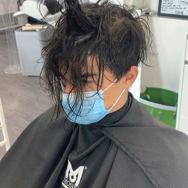 taglio con ciuffo per uomo