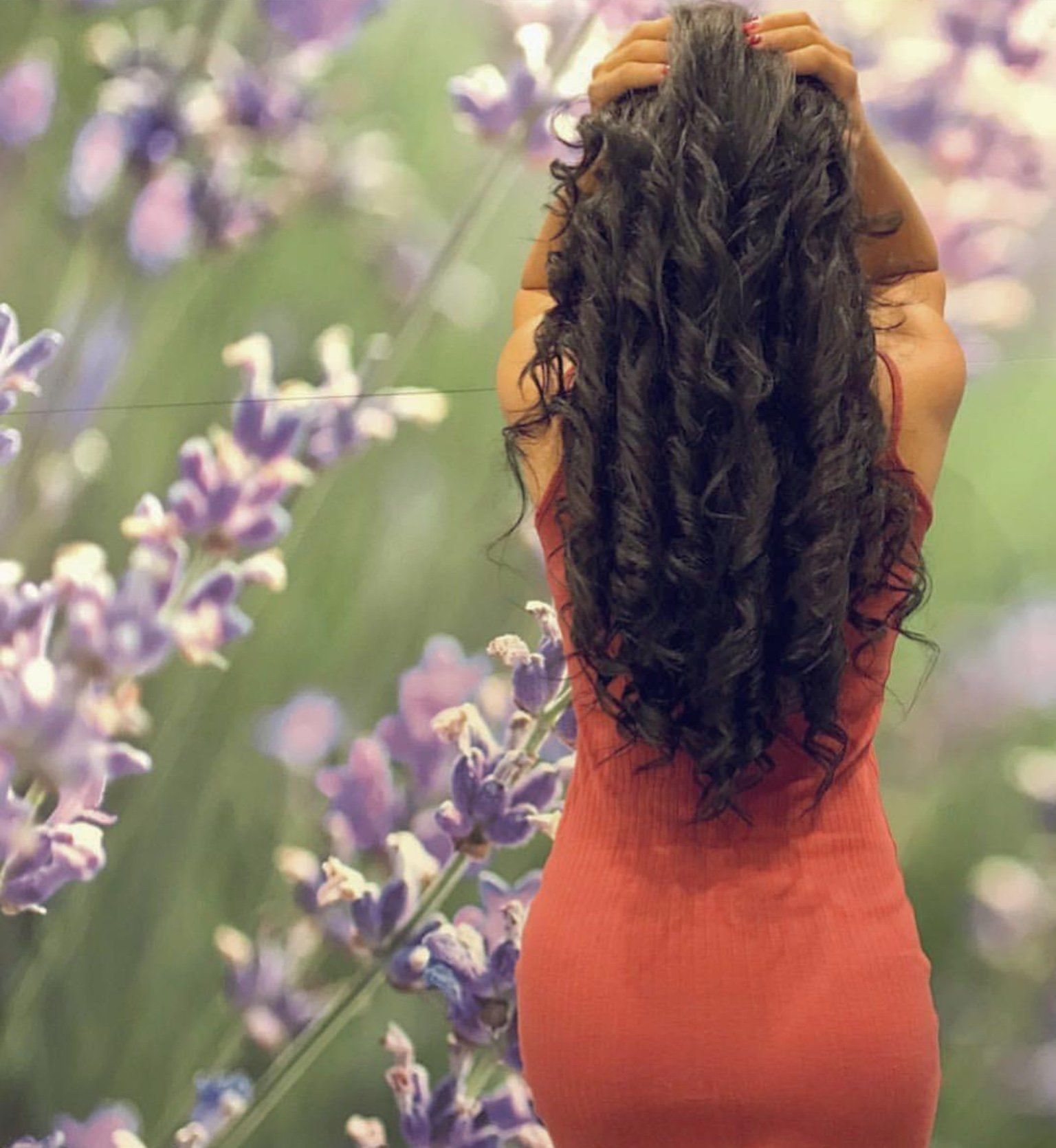 donna con taglio lungo riccio