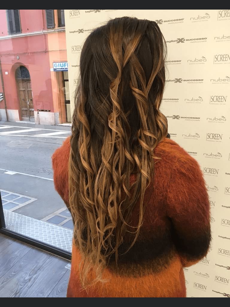 donna con taglio e acconciatura lunga