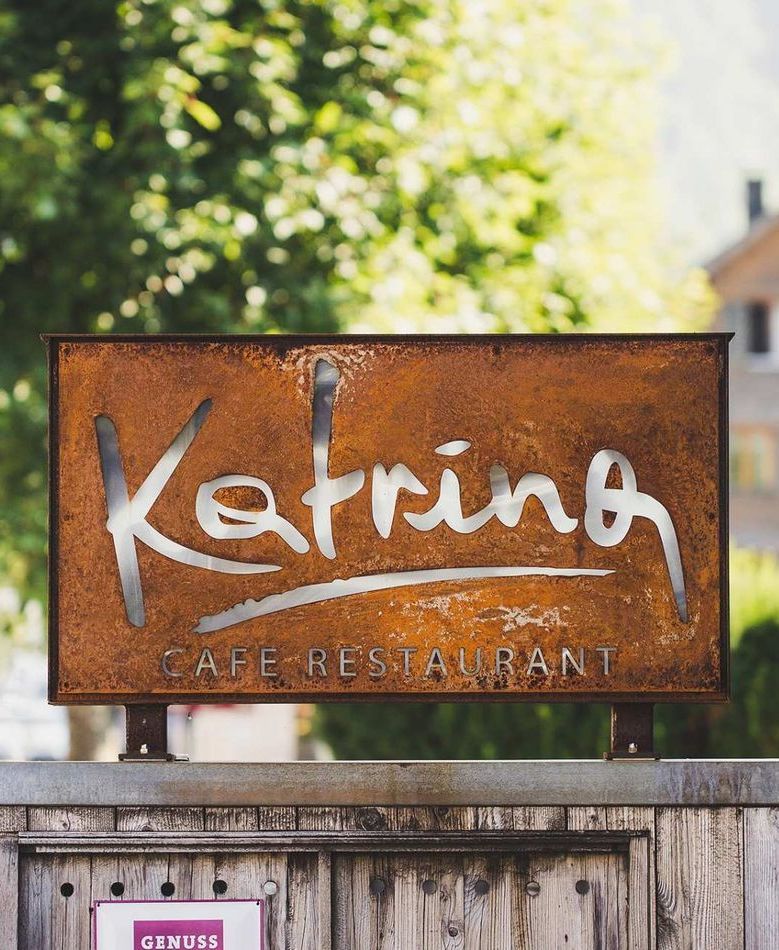 Ein Schild mit der Aufschrift „Katrina Café Restaurant“
