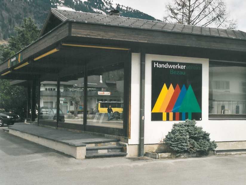 ein Gebäude mit einem Schild mit der Aufschrift „Handwerker“.