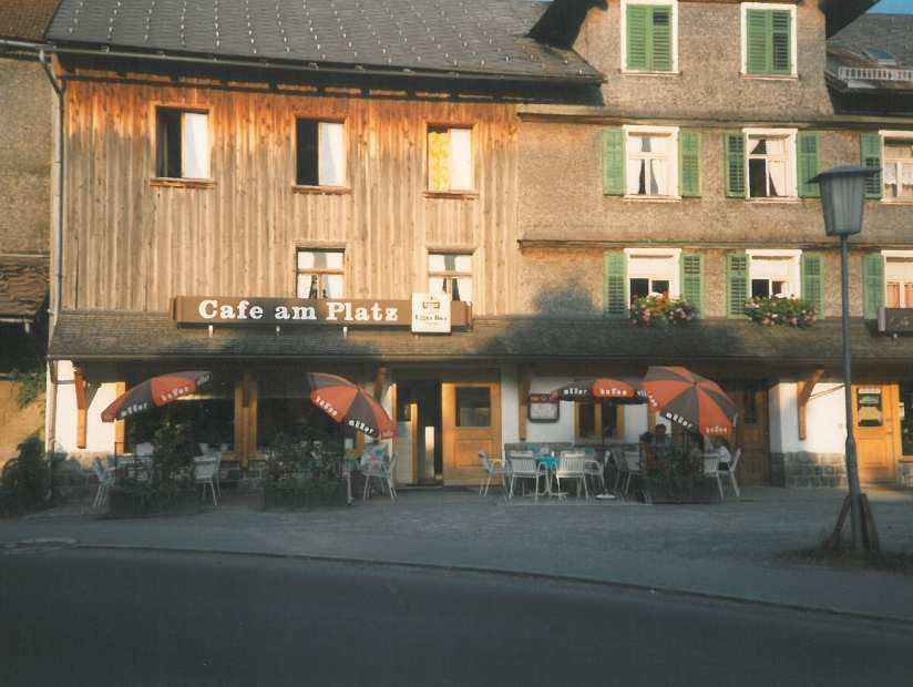 Ein Gebäude mit einem Schild mit der Aufschrift „Café am Platz“.