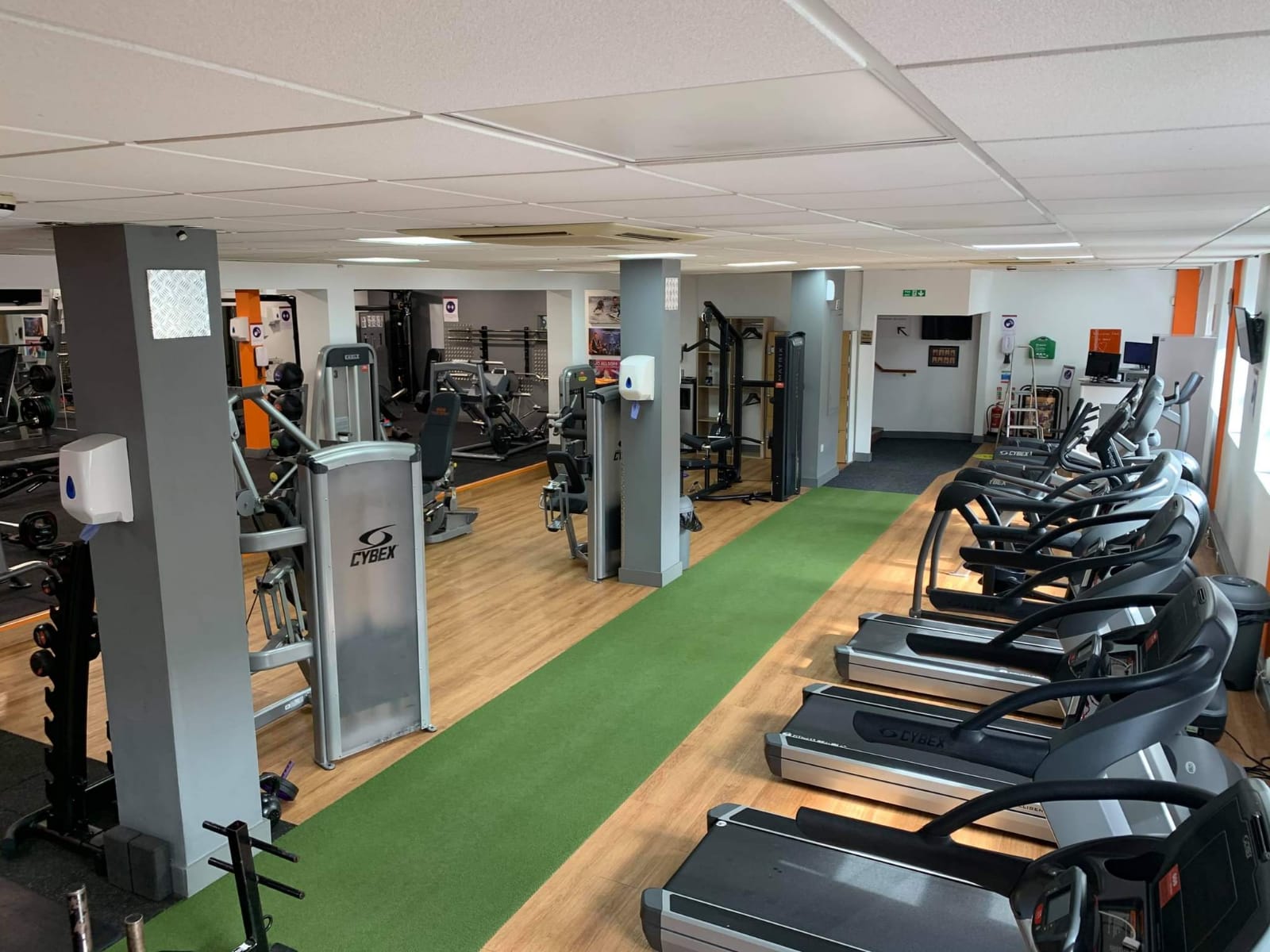 A gym with a lot of treadmills and exercise equipment.
