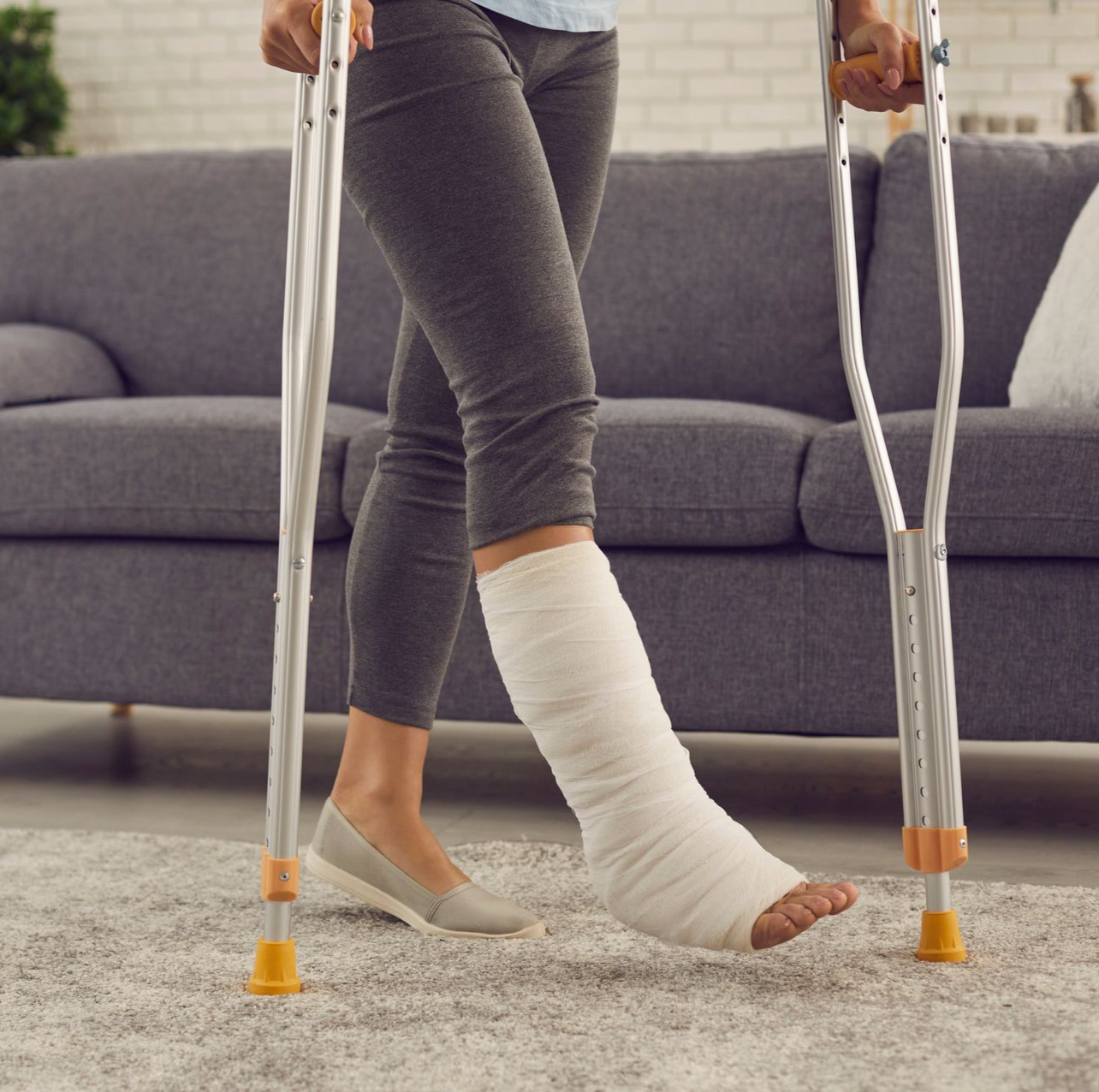 woman-with-a-leg-cast-and-crutches---urgent-ortho-auburn-al