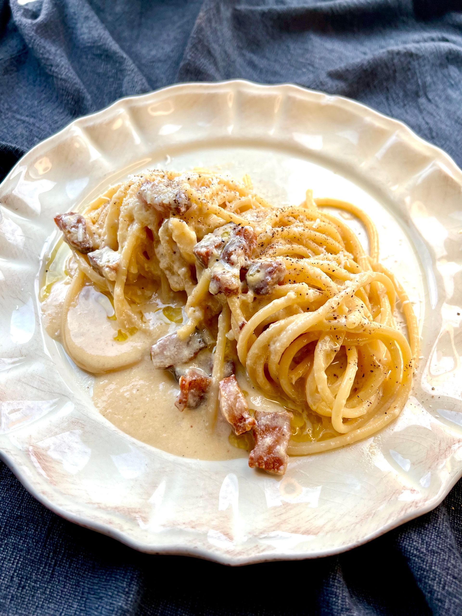 eteneteneten bucatini carbonara