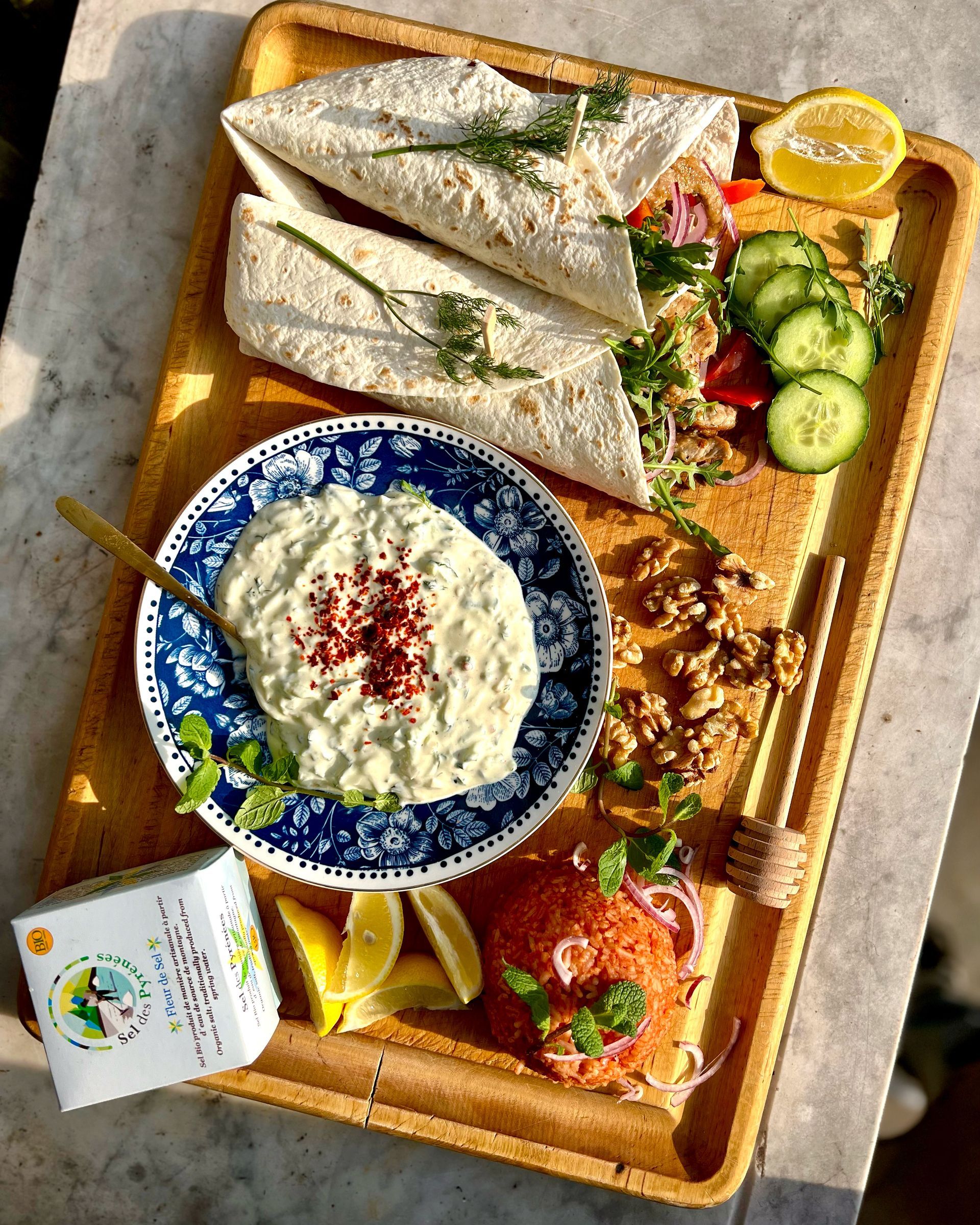 eteneteneten gyros tzatziki