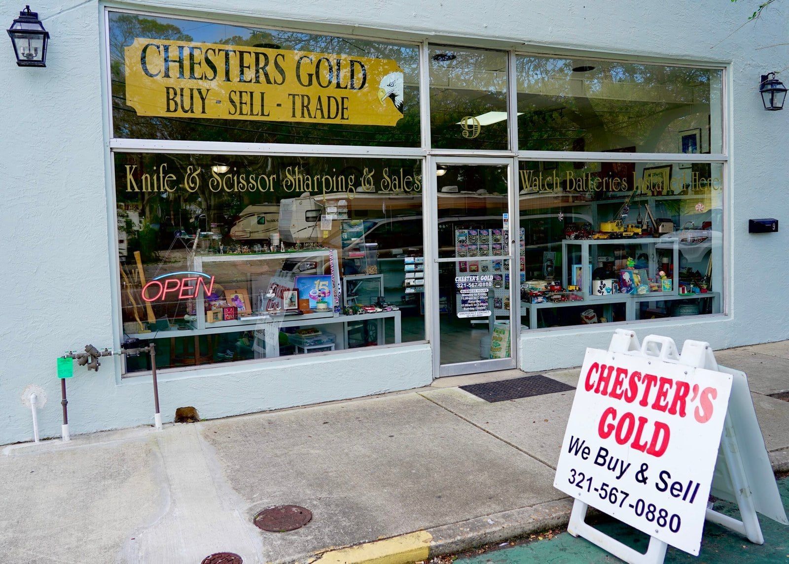 A store front with a sign that says chesters gold