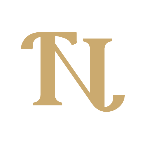Iniciales estilizadas doradas “TN”, donde la letra “N” está intersectada por una línea diagonal de la letra “T”.