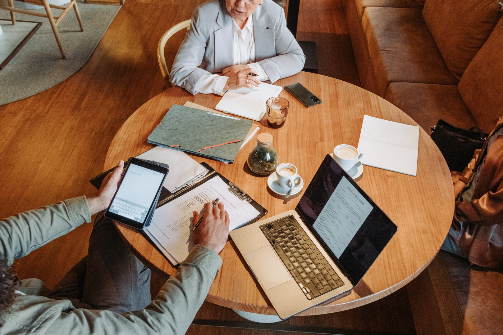 Modern workspace supporting HR compliance and people operations for growing companies.