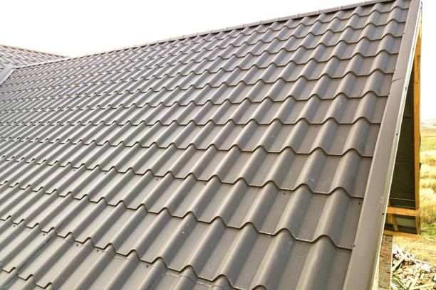 A close up of a roof with a lot of tiles on it