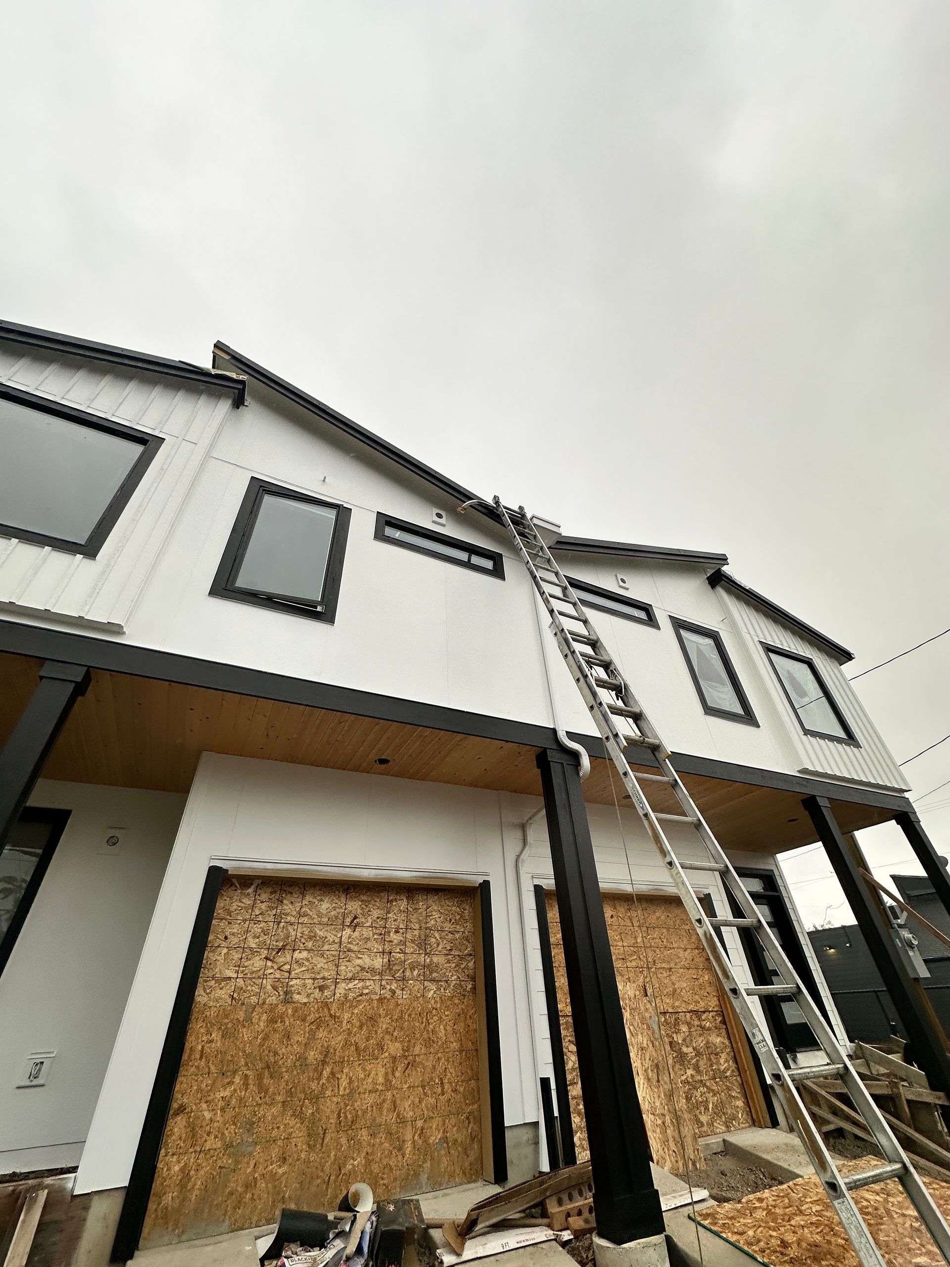 A ladder is sitting on the side of a building.
