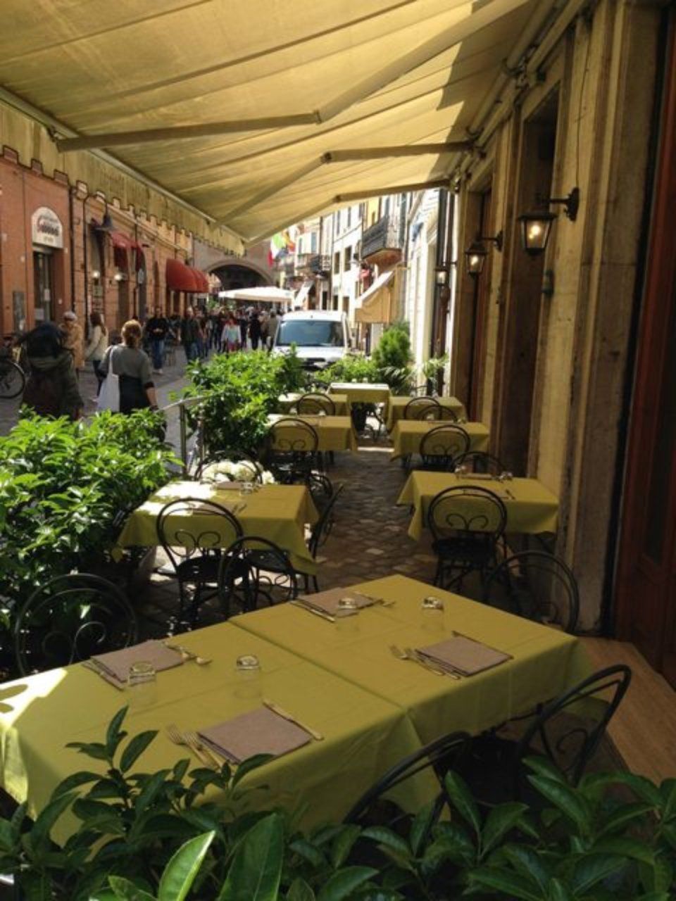 ristorante con ampi spazi all'aperto