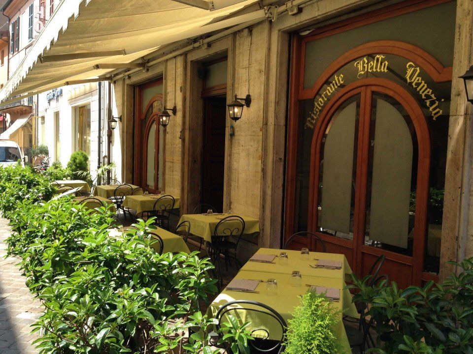 ristorante con spazi all'aperto