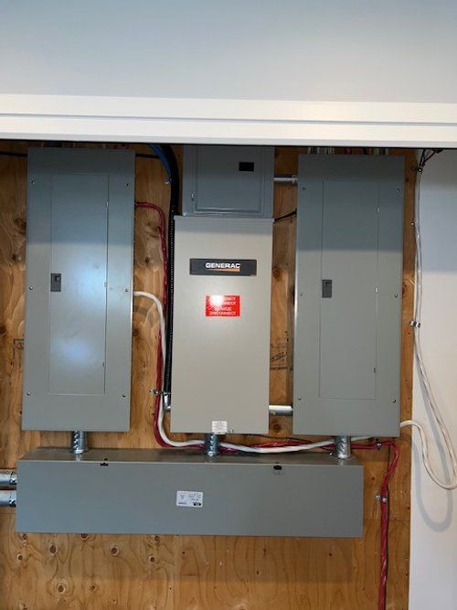 Un tas de panneaux électriques sont accrochés à un mur.