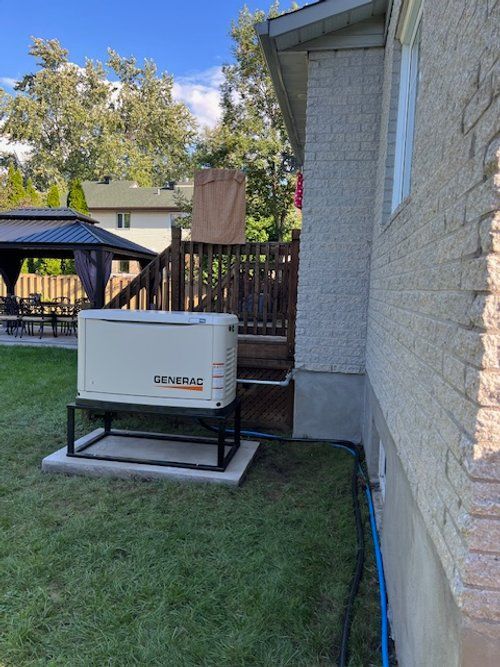 Un générateur est assis dans l'arrière-cour d'une maison.