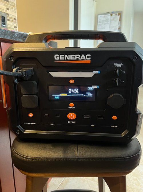 Un générateur est assis sur un tabouret dans une cuisine.