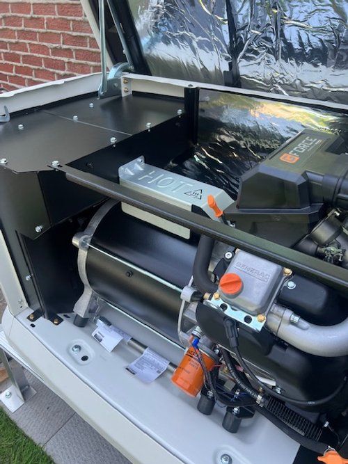 Un gros plan de l'intérieur d'un générateur avec le capot ouvert.