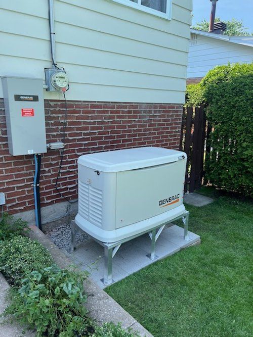 Un générateur est assis sur le côté d'une maison.