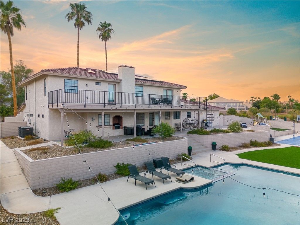 Luxury airbnb house with pooll