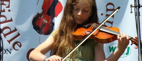 girl playing violin for Vermont children's theater