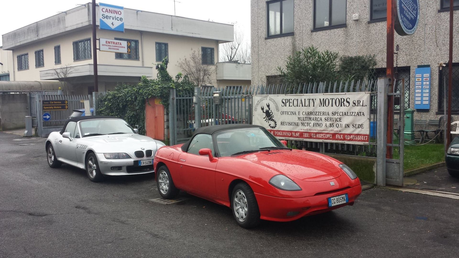 auto rossa decapottabile